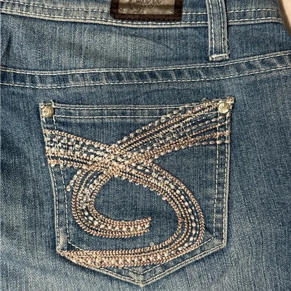 EARL Women’s Denim Jean Capris with Rhinestone Accents - Picture 9 of 9